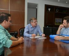 O presidente da Cohapar, Jorge Lange, recebeu nesta quarta-feira (3) a visita do prefeito de Itaguajé, Crisogono Junior (Juninho). O gestor municipal foi à sede da empresa, em Curitiba, para solicitar a contratação de novos empreendimentos habitacionais para o município.