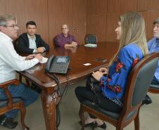 A Cohapar vai iniciar um novo processo licitatório para a contratação da construtora responsável pela execução das obras de 96 casas populares em Primeiro de Maio. A ação foi definida após uma reunião do presidente da empresa, Jorge Lange, com a prefeita Bruna Casanova na sede da companhia, em Curitiba, nesta segunda-feira (8).
