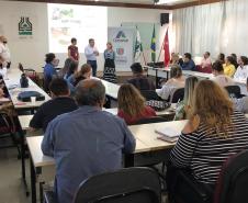 Técnicos de prefeituras da região Norte do Paraná participaram nesta quinta-feira (11) de uma capacitação promovida pela Cohapar sobre a atualização do Plano Estadual de Habitação de Interesse Social (PEHIS) 2019. Eles serão responsáveis pelo preenchimento das demandas específicas de seus municípios em um sistema criado pela companhia com o propósito de compilar os dados de todo o Paraná e estabelecer prioridades de investimentos para o setor.