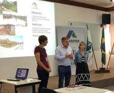 Técnicos de prefeituras da região Norte do Paraná participaram nesta quinta-feira (11) de uma capacitação promovida pela Cohapar sobre a atualização do Plano Estadual de Habitação de Interesse Social (PEHIS) 2019. Eles serão responsáveis pelo preenchimento das demandas específicas de seus municípios em um sistema criado pela companhia com o propósito de compilar os dados de todo o Paraná e estabelecer prioridades de investimentos para o setor.