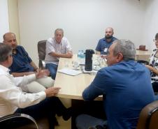O presidente da Cohapar, Jorge Lange, e o presidente da Cohab Londrina, Luiz Oliveira, estiveram reunidos nesta sexta-feira (12) para discutir o fortalecimento das parcerias de trabalho entre os órgãos. O encontro é um desdobramento do processo de interiorização do Governo do Estado para a cidade da região norte durante esta semana.