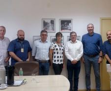 O presidente da Cohapar, Jorge Lange, e o presidente da Cohab Londrina, Luiz Oliveira, estiveram reunidos nesta sexta-feira (12) para discutir o fortalecimento das parcerias de trabalho entre os órgãos. O encontro é um desdobramento do processo de interiorização do Governo do Estado para a cidade da região norte durante esta semana.