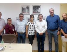 O presidente da Cohapar, Jorge Lange, e o presidente da Cohab Londrina, Luiz Oliveira, estiveram reunidos nesta sexta-feira (12) para discutir o fortalecimento das parcerias de trabalho entre os órgãos. O encontro é um desdobramento do processo de interiorização do Governo do Estado para a cidade da região norte durante esta semana.