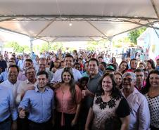O governador Carlos Massa Ratinho Junior participa nesta sexta-feira (12) da inauguração do residencial Manoel Bono Belascuzas e entrega as chaves da casa própria para 44 famílias de Nova Londrina, no Noroeste do Estado. O empreendimento foi construído em um trabalho integrado do Governo do Estado, por meio da Cohapar, Copel e Sanepar, com o governo federal e a prefeitura.  Nova Londrina, 12/04/2019 -  Foto: Geraldo Bubniak/ANPr