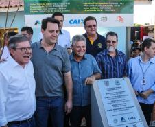 O governador Carlos Massa Ratinho Junior participa nesta sexta-feira (12) da inauguração do residencial Manoel Bono Belascuzas e entrega as chaves da casa própria para 44 famílias de Nova Londrina, no Noroeste do Estado. O empreendimento foi construído em um trabalho integrado do Governo do Estado, por meio da Cohapar, Copel e Sanepar, com o governo federal e a prefeitura.  Nova Londrina, 12/04/2019 -  Foto: Geraldo Bubniak/ANPr