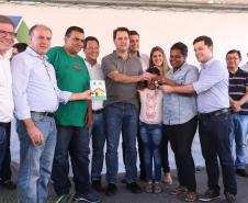 O governador Carlos Massa Ratinho Junior participa nesta sexta-feira (12) da inauguração do residencial Manoel Bono Belascuzas e entrega as chaves da casa própria para 44 famílias de Nova Londrina, no Noroeste do Estado. O empreendimento foi construído em um trabalho integrado do Governo do Estado, por meio da Cohapar, Copel e Sanepar, com o governo federal e a prefeitura.  Nova Londrina, 12/04/2019 -  Foto: Rodrigo Felix Leal/ANPr