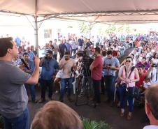 O governador Carlos Massa Ratinho Junior participa nesta sexta-feira (12) da inauguração do residencial Manoel Bono Belascuzas e entrega as chaves da casa própria para 44 famílias de Nova Londrina, no Noroeste do Estado. O empreendimento foi construído em um trabalho integrado do Governo do Estado, por meio da Cohapar, Copel e Sanepar, com o governo federal e a prefeitura.  Nova Londrina, 12/04/2019 -  Foto: Rodrigo Felix Leal/ANPr