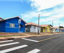 O governador Carlos Massa Ratinho Junior participa nesta sexta-feira (12) da inauguração do residencial Manoel Bono Belascuzas e entrega as chaves da casa própria para 44 famílias de Nova Londrina, no Noroeste do Estado. O empreendimento foi construído em um trabalho integrado do Governo do Estado, por meio da Cohapar, Copel e Sanepar, com o governo federal e a prefeitura.  Nova Londrina, 12/04/2019 -  Foto: Geraldo Bubniak/ANPr