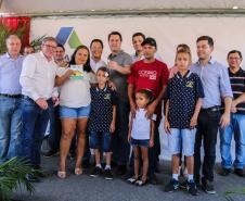 O governador Carlos Massa Ratinho Junior participa nesta sexta-feira (12) da inauguração do residencial Manoel Bono Belascuzas e entrega as chaves da casa própria para 44 famílias de Nova Londrina, no Noroeste do Estado. O empreendimento foi construído em um trabalho integrado do Governo do Estado, por meio da Cohapar, Copel e Sanepar, com o governo federal e a prefeitura.  Nova Londrina, 12/04/2019 -  Foto: Geraldo Bubniak/ANPr