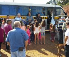 Representantes da Cohapar e da Câmara de Dirigentes Lojistas (CDL) de Porto União e União da Vitória entregaram nesta quarta-feira (17) kits com chocolates e doces para crianças residentes no Conjunto Residencial São Gabriel, em União da Vitória. As casas foram entregues em 2018 para famílias carentes que residiam em condições precárias entre a Autovia João Reolon e as margens do Rio Iguaçu.