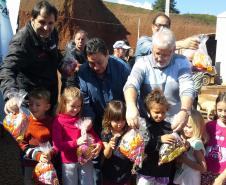 Representantes da Cohapar e da Câmara de Dirigentes Lojistas (CDL) de Porto União e União da Vitória entregaram nesta quarta-feira (17) kits com chocolates e doces para crianças residentes no Conjunto Residencial São Gabriel, em União da Vitória. As casas foram entregues em 2018 para famílias carentes que residiam em condições precárias entre a Autovia João Reolon e as margens do Rio Iguaçu.