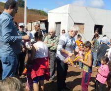 Representantes da Cohapar e da Câmara de Dirigentes Lojistas (CDL) de Porto União e União da Vitória entregaram nesta quarta-feira (17) kits com chocolates e doces para crianças residentes no Conjunto Residencial São Gabriel, em União da Vitória. As casas foram entregues em 2018 para famílias carentes que residiam em condições precárias entre a Autovia João Reolon e as margens do Rio Iguaçu.