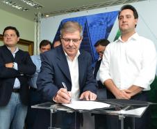 A Companhia de Habitação do Paraná (Cohapar) revisou e renegociou contratos de prestação de serviços, reduziu gastos com cargos comissionados e funções gratificadas. O processo de reestruturação de empresa também está em fase de conclusão. As medidas efetivadas nestes 100 primeiros dias de gestão foram tomadas para cumprir o compromisso de diminuir gastos administrativos e aumentar os investimentos para benefício direto da população.