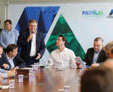 A Companhia de Habitação do Paraná (Cohapar) revisou e renegociou contratos de prestação de serviços, reduziu gastos com cargos comissionados e funções gratificadas. O processo de reestruturação de empresa também está em fase de conclusão. As medidas efetivadas nestes 100 primeiros dias de gestão foram tomadas para cumprir o compromisso de diminuir gastos administrativos e aumentar os investimentos para benefício direto da população.