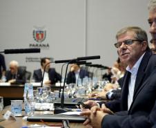 A Companhia de Habitação do Paraná (Cohapar) revisou e renegociou contratos de prestação de serviços, reduziu gastos com cargos comissionados e funções gratificadas. O processo de reestruturação de empresa também está em fase de conclusão. As medidas efetivadas nestes 100 primeiros dias de gestão foram tomadas para cumprir o compromisso de diminuir gastos administrativos e aumentar os investimentos para benefício direto da população.