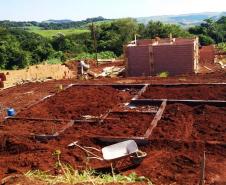 Representantes da Cohapar e da Prefeitura de Novo Itacolomi vistoriaram na última semana as obras de construção de 42 casas populares na cidade, na região do Vale do Ivaí. O empreendimento, que tem orçamento de quase R$ 2,4 milhões, faz parte de um projeto conjunto entre o Governo do Estado e a administração municipal dentro do programa Família Paranaense.