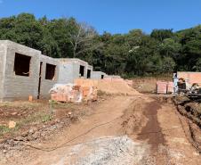 As obras de construção de 20 casas populares em Guaraniaçu, na região Oeste do Paraná, estão em ritmo avançado. Cerca de 25% do cronograma previsto já foi concluído pela construtora, conforme atestado em uma vistoria técnica feita por representantes da Cohapar e da prefeitura nesta quinta-feira (25).