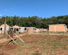 As obras de construção de 20 casas populares em Guaraniaçu, na região Oeste do Paraná, estão em ritmo avançado. Cerca de 25% do cronograma previsto já foi concluído pela construtora, conforme atestado em uma vistoria técnica feita por representantes da Cohapar e da prefeitura nesta quinta-feira (25).