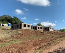 As obras de construção de 20 casas populares em Guaraniaçu, na região Oeste do Paraná, estão em ritmo avançado. Cerca de 25% do cronograma previsto já foi concluído pela construtora, conforme atestado em uma vistoria técnica feita por representantes da Cohapar e da prefeitura nesta quinta-feira (25).
