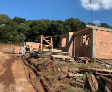 As obras de construção de 20 casas populares em Guaraniaçu, na região Oeste do Paraná, estão em ritmo avançado. Cerca de 25% do cronograma previsto já foi concluído pela construtora, conforme atestado em uma vistoria técnica feita por representantes da Cohapar e da prefeitura nesta quinta-feira (25).