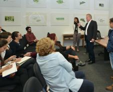 Alunos e professores do curso de pós-graduação em Geografia da Universidade Federal do Paraná (UFPR) visitaram a sede da Cohapar nesta terça-feira (7). Eles conhecerem detalhes dos programas de regularização fundiária coordenados pela companhia, com ênfase no programa Morar Legal Paraná.