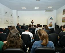 Alunos e professores do curso de pós-graduação em Geografia da Universidade Federal do Paraná (UFPR) visitaram a sede da Cohapar nesta terça-feira (7). Eles conhecerem detalhes dos programas de regularização fundiária coordenados pela companhia, com ênfase no programa Morar Legal Paraná.