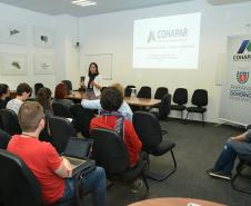 Alunos e professores do curso de pós-graduação em Geografia da Universidade Federal do Paraná (UFPR) visitaram a sede da Cohapar nesta terça-feira (7). Eles conhecerem detalhes dos programas de regularização fundiária coordenados pela companhia, com ênfase no programa Morar Legal Paraná.