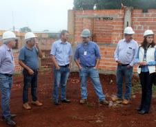 Representantes da Cohapar e da Prefeitura de Novo Itacolomi vistoriaram as obras de 42 casas populares que estão em construção na cidade na última semana. O empreendimento está recebendo cerca de R$ 2,4 milhões de investimentos do programa Família Paranaense e deverá ser concluído até o fim de julho.