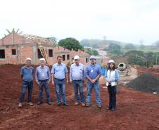 Representantes da Cohapar e da Prefeitura de Novo Itacolomi vistoriaram as obras de 42 casas populares que estão em construção na cidade na última semana. O empreendimento está recebendo cerca de R$ 2,4 milhões de investimentos do programa Família Paranaense e deverá ser concluído até o fim de julho.