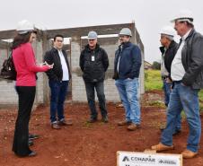 As obras de construção de 12 casas populares do programa Família Paranaense avançam rápido em Marilândia do Sul. Na última sexta-feira (24), representantes da Cohapar e da prefeitura, parceiros na viabilização do empreendimento, vistoriaram de perto o trabalho, que está recebendo R$ 723 mil de investimentos do Governo do Paraná financiados junto ao Banco Interamericano de Desenvolvimento.