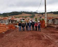 As obras de construção de 12 casas populares do programa Família Paranaense avançam rápido em Marilândia do Sul. Na última sexta-feira (24), representantes da Cohapar e da prefeitura, parceiros na viabilização do empreendimento, vistoriaram de perto o trabalho, que está recebendo R$ 723 mil de investimentos do Governo do Paraná financiados junto ao Banco Interamericano de Desenvolvimento.