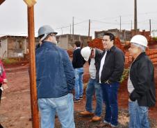 As obras de construção de 12 casas populares do programa Família Paranaense avançam rápido em Marilândia do Sul. Na última sexta-feira (24), representantes da Cohapar e da prefeitura, parceiros na viabilização do empreendimento, vistoriaram de perto o trabalho, que está recebendo R$ 723 mil de investimentos do Governo do Paraná financiados junto ao Banco Interamericano de Desenvolvimento.