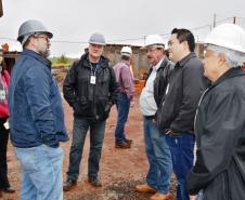 As obras de construção de 12 casas populares do programa Família Paranaense avançam rápido em Marilândia do Sul. Na última sexta-feira (24), representantes da Cohapar e da prefeitura, parceiros na viabilização do empreendimento, vistoriaram de perto o trabalho, que está recebendo R$ 723 mil de investimentos do Governo do Paraná financiados junto ao Banco Interamericano de Desenvolvimento.