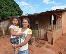 Famílias que viviam em condições precárias em Querência do Norte, na região Noroeste do Paraná, tiveram a esperança renovada nesta quinta-feira (30) ao receberem as chaves da casa própria de representantes da Cohapar e da prefeitura. Elas são as novas moradoras do Residencial Querência do Norte I, empreendimento que recebeu aproximadamente R$ 1,7 milhão de investimentos do Governo Federal e do Governo do Estado, com a parceria da administração municipal. 