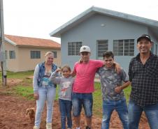 Famílias que viviam em condições precárias em Querência do Norte, na região Noroeste do Paraná, tiveram a esperança renovada nesta quinta-feira (30) ao receberem as chaves da casa própria de representantes da Cohapar e da prefeitura. Elas são as novas moradoras do Residencial Querência do Norte I, empreendimento que recebeu aproximadamente R$ 1,7 milhão de investimentos do Governo Federal e do Governo do Estado, com a parceria da administração municipal. 
