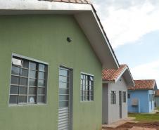 Famílias que viviam em condições precárias em Querência do Norte, na região Noroeste do Paraná, tiveram a esperança renovada nesta quinta-feira (30) ao receberem as chaves da casa própria de representantes da Cohapar e da prefeitura. Elas são as novas moradoras do Residencial Querência do Norte I, empreendimento que recebeu aproximadamente R$ 1,7 milhão de investimentos do Governo Federal e do Governo do Estado, com a parceria da administração municipal. 