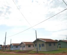 Famílias que viviam em condições precárias em Querência do Norte, na região Noroeste do Paraná, tiveram a esperança renovada nesta quinta-feira (30) ao receberem as chaves da casa própria de representantes da Cohapar e da prefeitura. Elas são as novas moradoras do Residencial Querência do Norte I, empreendimento que recebeu aproximadamente R$ 1,7 milhão de investimentos do Governo Federal e do Governo do Estado, com a parceria da administração municipal. 