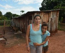 Famílias que viviam em condições precárias em Querência do Norte, na região Noroeste do Paraná, tiveram a esperança renovada nesta quinta-feira (30) ao receberem as chaves da casa própria de representantes da Cohapar e da prefeitura. Elas são as novas moradoras do Residencial Querência do Norte I, empreendimento que recebeu aproximadamente R$ 1,7 milhão de investimentos do Governo Federal e do Governo do Estado, com a parceria da administração municipal. 