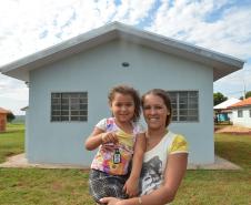 Famílias que viviam em condições precárias em Querência do Norte, na região Noroeste do Paraná, tiveram a esperança renovada nesta quinta-feira (30) ao receberem as chaves da casa própria de representantes da Cohapar e da prefeitura. Elas são as novas moradoras do Residencial Querência do Norte I, empreendimento que recebeu aproximadamente R$ 1,7 milhão de investimentos do Governo Federal e do Governo do Estado, com a parceria da administração municipal. 