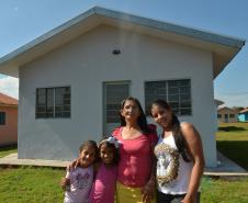 Famílias que viviam em condições precárias em Querência do Norte, na região Noroeste do Paraná, tiveram a esperança renovada nesta quinta-feira (30) ao receberem as chaves da casa própria de representantes da Cohapar e da prefeitura. Elas são as novas moradoras do Residencial Querência do Norte I, empreendimento que recebeu aproximadamente R$ 1,7 milhão de investimentos do Governo Federal e do Governo do Estado, com a parceria da administração municipal. 