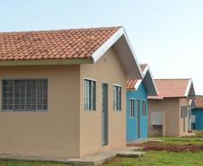 Famílias que viviam em condições precárias em Querência do Norte, na região Noroeste do Paraná, tiveram a esperança renovada nesta quinta-feira (30) ao receberem as chaves da casa própria de representantes da Cohapar e da prefeitura. Elas são as novas moradoras do Residencial Querência do Norte I, empreendimento que recebeu aproximadamente R$ 1,7 milhão de investimentos do Governo Federal e do Governo do Estado, com a parceria da administração municipal. 