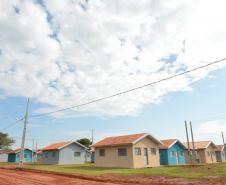 Famílias que viviam em condições precárias em Querência do Norte, na região Noroeste do Paraná, tiveram a esperança renovada nesta quinta-feira (30) ao receberem as chaves da casa própria de representantes da Cohapar e da prefeitura. Elas são as novas moradoras do Residencial Querência do Norte I, empreendimento que recebeu aproximadamente R$ 1,7 milhão de investimentos do Governo Federal e do Governo do Estado, com a parceria da administração municipal. 