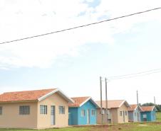 Famílias que viviam em condições precárias em Querência do Norte, na região Noroeste do Paraná, tiveram a esperança renovada nesta quinta-feira (30) ao receberem as chaves da casa própria de representantes da Cohapar e da prefeitura. Elas são as novas moradoras do Residencial Querência do Norte I, empreendimento que recebeu aproximadamente R$ 1,7 milhão de investimentos do Governo Federal e do Governo do Estado, com a parceria da administração municipal. 