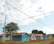 Famílias que viviam em condições precárias em Querência do Norte, na região Noroeste do Paraná, tiveram a esperança renovada nesta quinta-feira (30) ao receberem as chaves da casa própria de representantes da Cohapar e da prefeitura. Elas são as novas moradoras do Residencial Querência do Norte I, empreendimento que recebeu aproximadamente R$ 1,7 milhão de investimentos do Governo Federal e do Governo do Estado, com a parceria da administração municipal. 