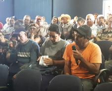 Técnicos da Cohapar e da Prefeitura de Presidente Castelo Branco realizaram na última sexta-feira (7) uma audiência pública para tratar do processo de regularização fundiária de três vilas rurais do município, na região Norte do Paraná. Eles passaram orientações e responderam dúvidas de famílias residentes nas vilas Boa Esperança, Castelo Branco e Castelo, que juntas possuem 105 casas construídas pelo Governo do Estado e que poderão ser tituladas a partir de agora.