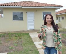Representantes da Cohapar e da Prefeitura de Mallet entregaram nesta quinta-feira (27) as chaves de 20 casas populares a famílias da cidade, na região Centro-Sul do Paraná. A construção do conjunto habitacional recebeu investimentos que superam R$ 1,4 milhão em recursos do Fundo de Garantia do Tempo de Serviço (FGTS).