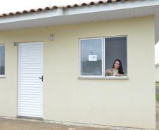 Representantes da Cohapar e da Prefeitura de Mallet entregaram nesta quinta-feira (27) as chaves de 20 casas populares a famílias da cidade, na região Centro-Sul do Paraná. A construção do conjunto habitacional recebeu investimentos que superam R$ 1,4 milhão em recursos do Fundo de Garantia do Tempo de Serviço (FGTS).