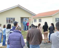 Representantes da Cohapar e da Prefeitura de Mallet entregaram nesta quinta-feira (27) as chaves de 20 casas populares a famílias da cidade, na região Centro-Sul do Paraná. A construção do conjunto habitacional recebeu investimentos que superam R$ 1,4 milhão em recursos do Fundo de Garantia do Tempo de Serviço (FGTS).