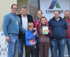 Representantes da Cohapar e da Prefeitura de Mallet entregaram nesta quinta-feira (27) as chaves de 20 casas populares a famílias da cidade, na região Centro-Sul do Paraná. A construção do conjunto habitacional recebeu investimentos que superam R$ 1,4 milhão em recursos do Fundo de Garantia do Tempo de Serviço (FGTS).