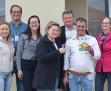 Representantes da Cohapar e da Prefeitura de Mallet entregaram nesta quinta-feira (27) as chaves de 20 casas populares a famílias da cidade, na região Centro-Sul do Paraná. A construção do conjunto habitacional recebeu investimentos que superam R$ 1,4 milhão em recursos do Fundo de Garantia do Tempo de Serviço (FGTS).